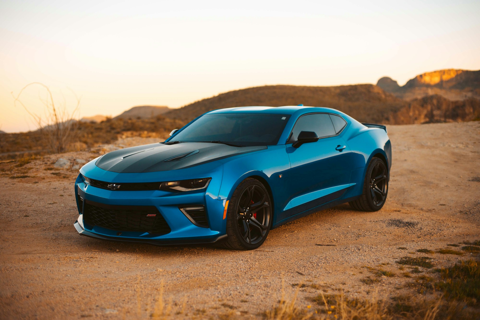 Sininen Chevrolet Camaro, amerikkalainen auto